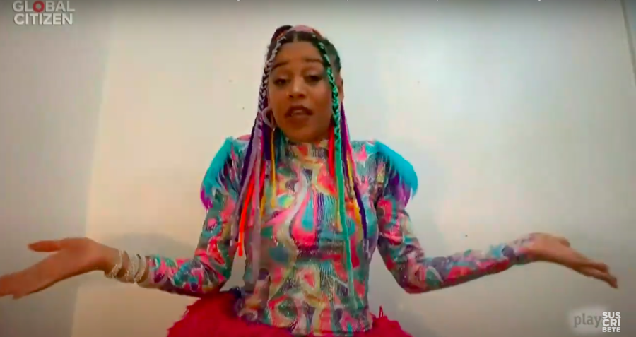 Sho Madjozi con un colorido vestido desde su casa en Sudáfrica