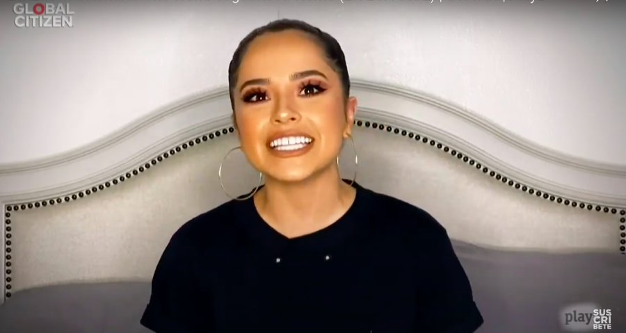 Becky G, una de las presentadoras del pre-show
