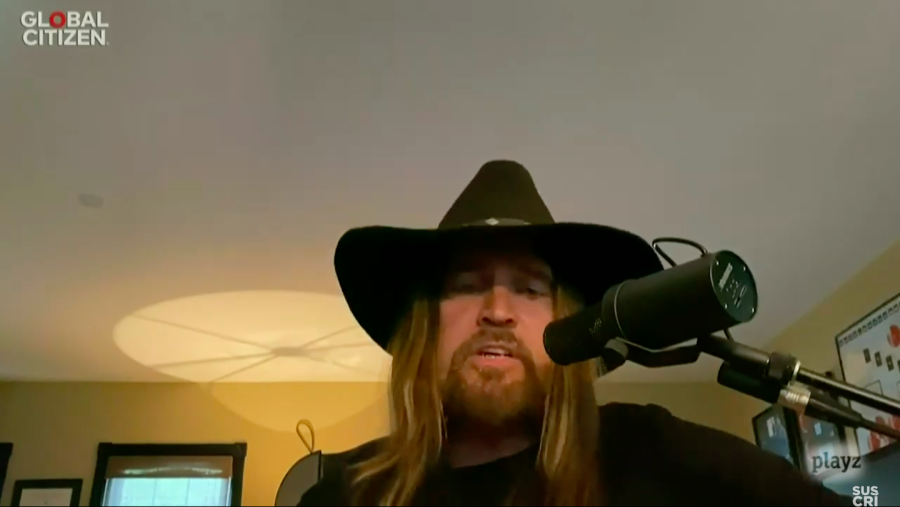 Billy Rae Cyrus canta 