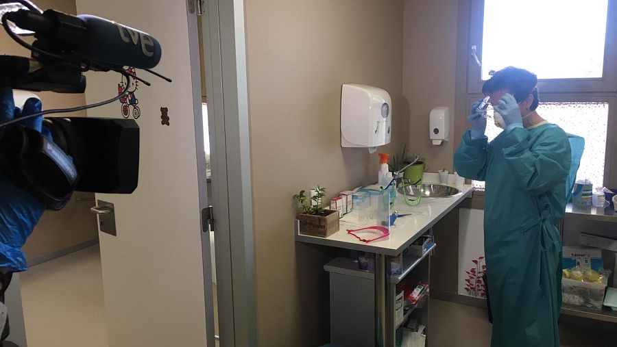 Una enfermera se coloca el material de protección al inicio de la jornada.