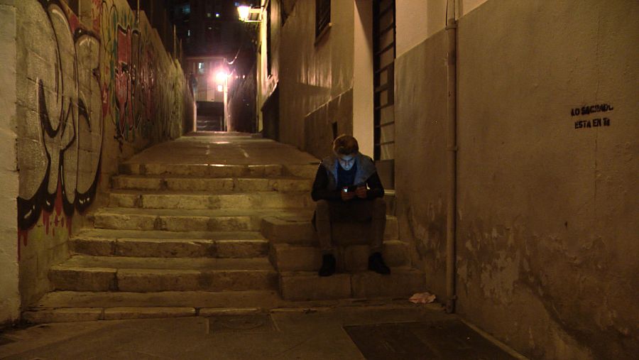 Uno de estos jóvenes en la calle, su nuevo hogar