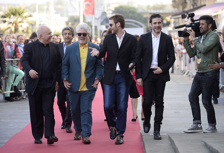 Pedro Almodóvar, Agustin Almodóvar, Ricardo Darin y eonardo Sbaraglia con Damián Szifron en la premiere de 'Relatos Salvajes', Festival de San Sebastián