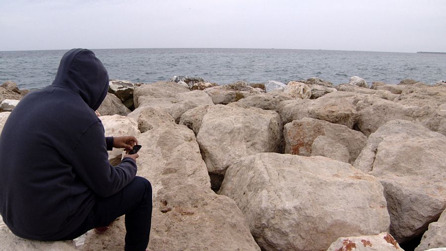 El joven Mohammed observa la costa, en otra imagen del 'Crónicas' premiado