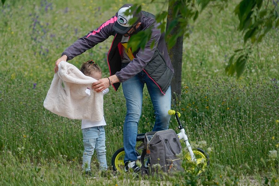 Roberto Leal abriga a su hija durante su primera salida a la calle tras el confinamiento