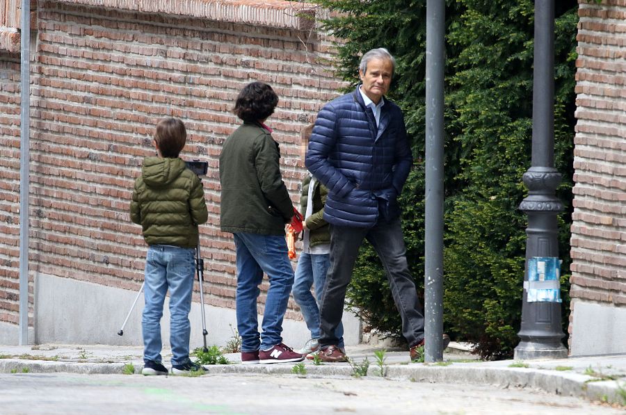 Javier Merino sale a la calle con sus tres hijos más pequeños: Beltrán, Bruno y Darío