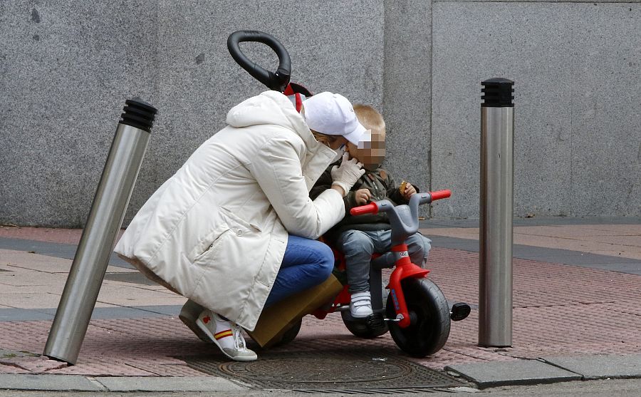 María Zurita aprovecha con su hijo Carlos el levantamiento de las restricciones para niños durante el confinamiento