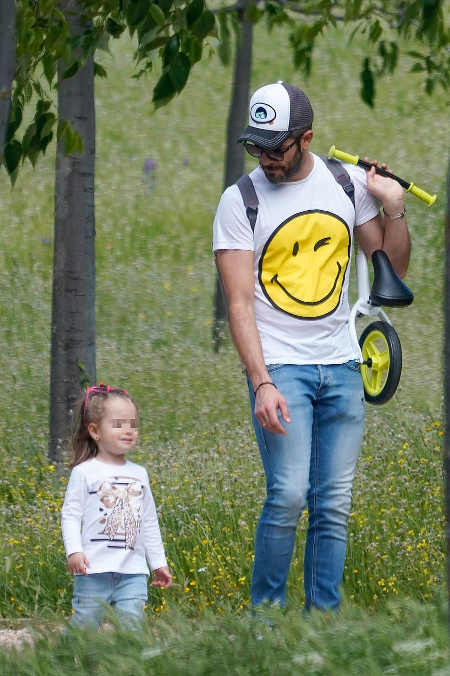Roberto Leal pasea con su hija por Sevilla durante la primera salida permitida a los niños en la pandemia por coronavirus