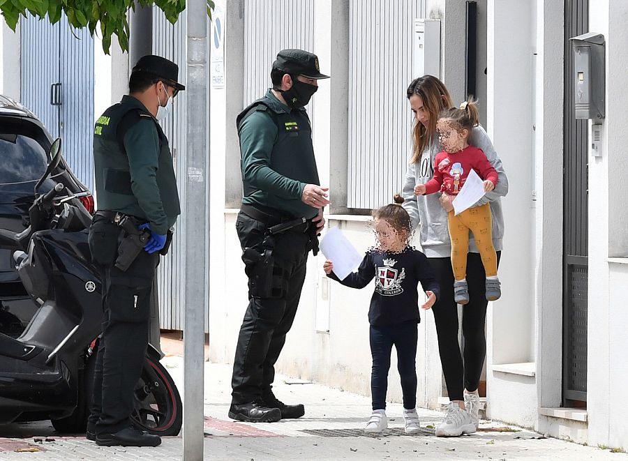 Irene Rosales, esposa de Kiko Rivera, y sus hijas reciben la visita de la Guardia Civil que les entrega un diploma por su buen comportamiento durante esta cuarentena por el coronavirus