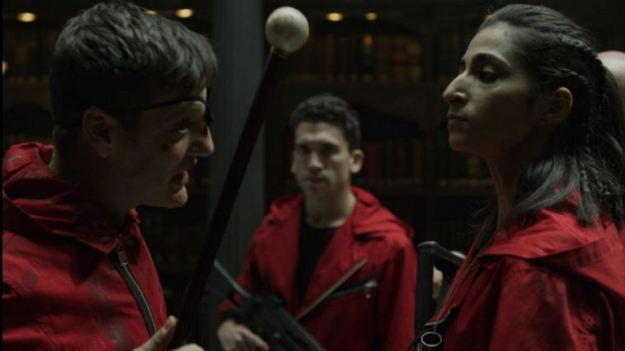 Palermo, (Rodrigo de la Serna) y Nairobi (Alba Flores) en una escena de 'La casa de papel'