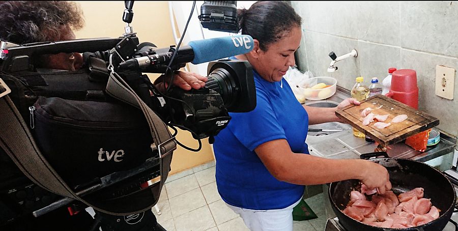 Meivis prepara su primera comida en Boa Vista, Brasil