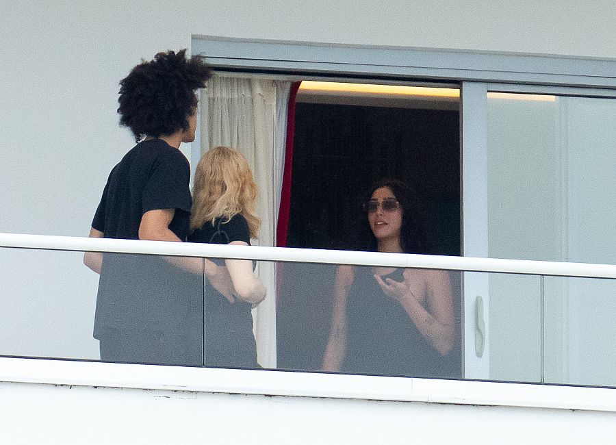 Lourdes Leon (23), Ahlamalik Williams (26) y Madonna (61) en un balcón en Miami