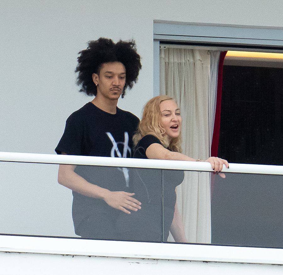 Madonna y su novio Ahlamalik Williams en el balcón de un hotel en Miami