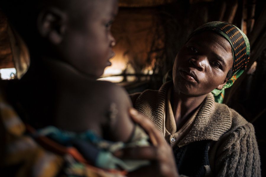 Josée con su hija Espérance de 6 años que fue herida durante un ataque al campo a finales de septiembre de 2019.