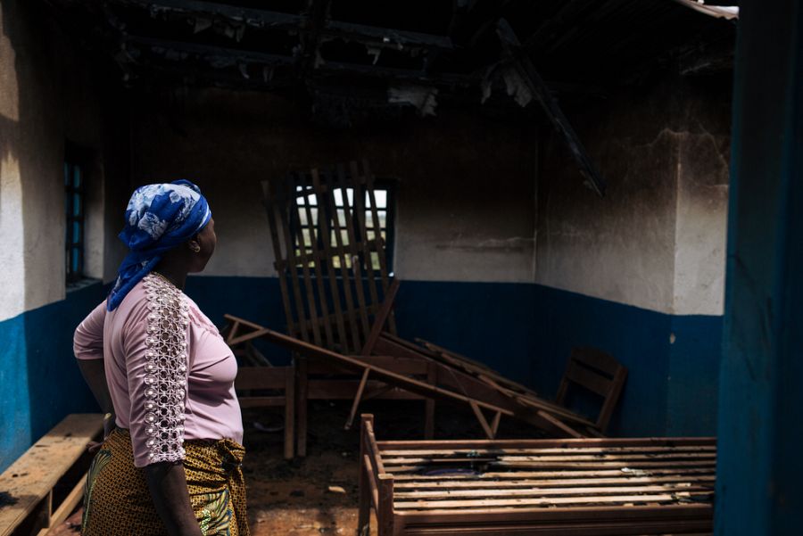 Séraphine, jefa de enfermería, evalúa un centro de salud destruido.