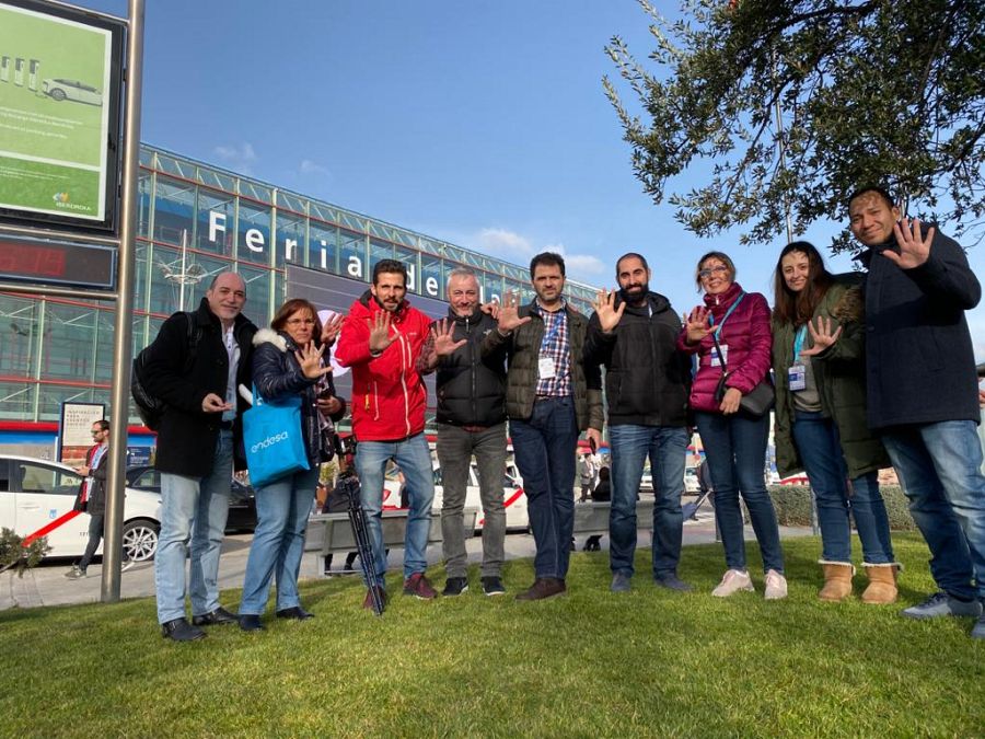 Equipo de profesionales de RTVE en la cobertura 5G de la feria Fitur en Madrid.