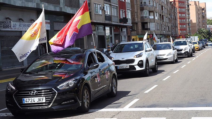 La Intersindical de Aragón se ha manifestado con una caravana de unos 30 coches para celebrar el Primero de Mayo.