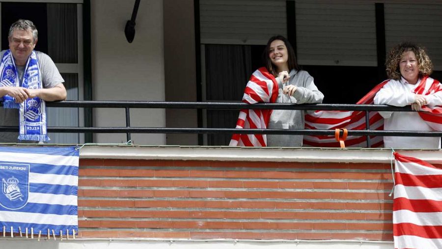 Imagen: El día en que se debía disputar la final de Copa, las aficiones engalanaron sus balcones