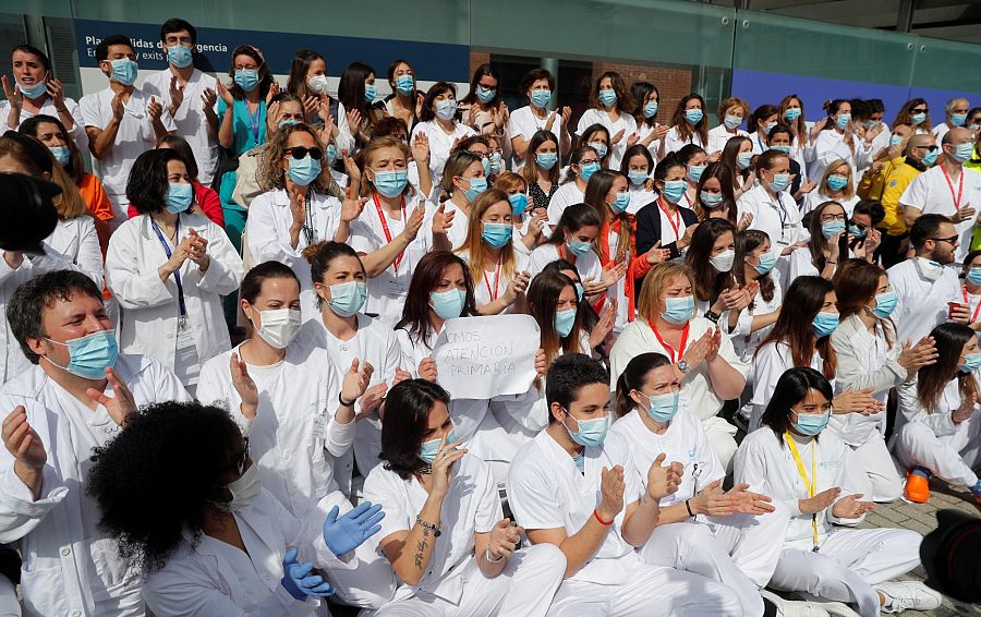 Personal sanitario durante el acto de cierre del hospital de campaña del recinto ferial de Ifema