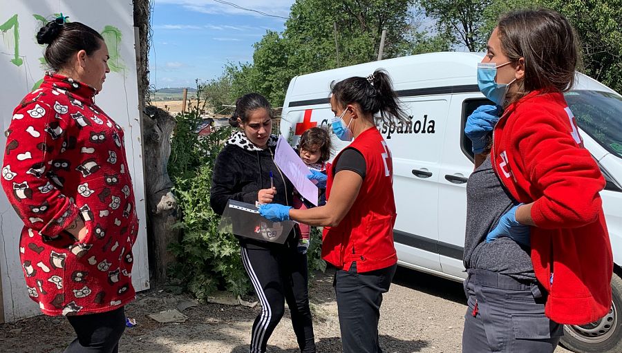 Cruz Roja reparte alimentos en la Cañada Real