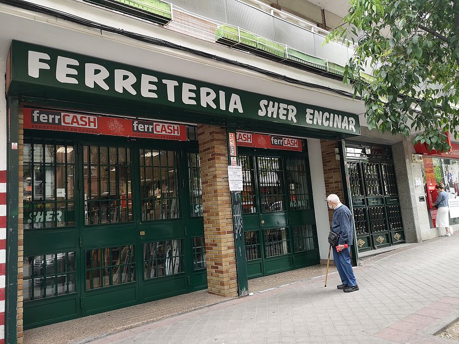 Una persona espera para ser atendida a las puertas de una ferretería