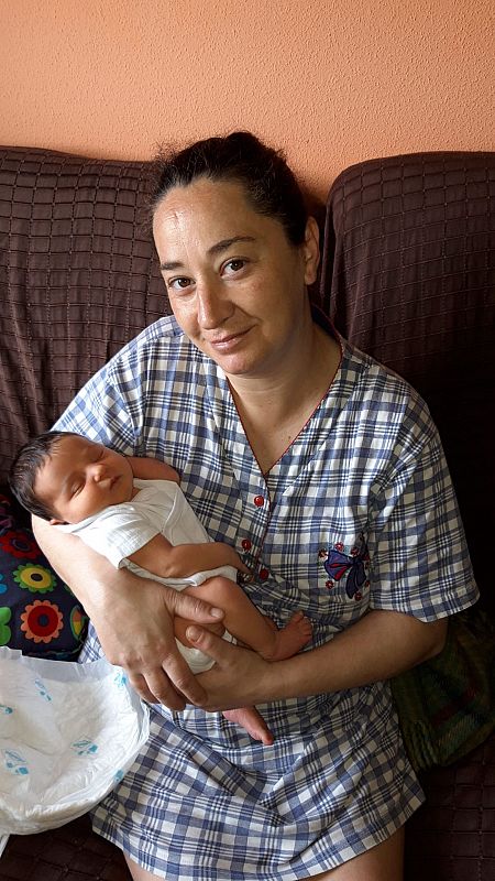 Eva y Lucía, nacida hace una semana, en pleno estado de alarma por el coronavirus.