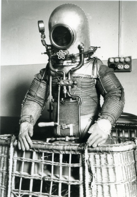 Primer traje espacial inventado por Emilio Herrera