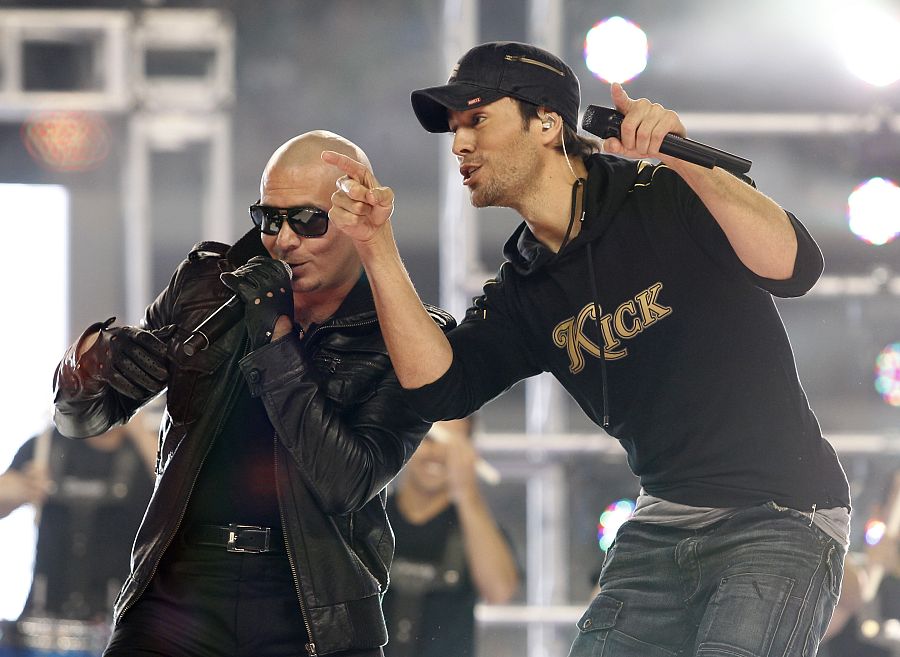 Enrique Iglesias y Pitbull en la Liga Nacional de Fútbol Americano, 2011