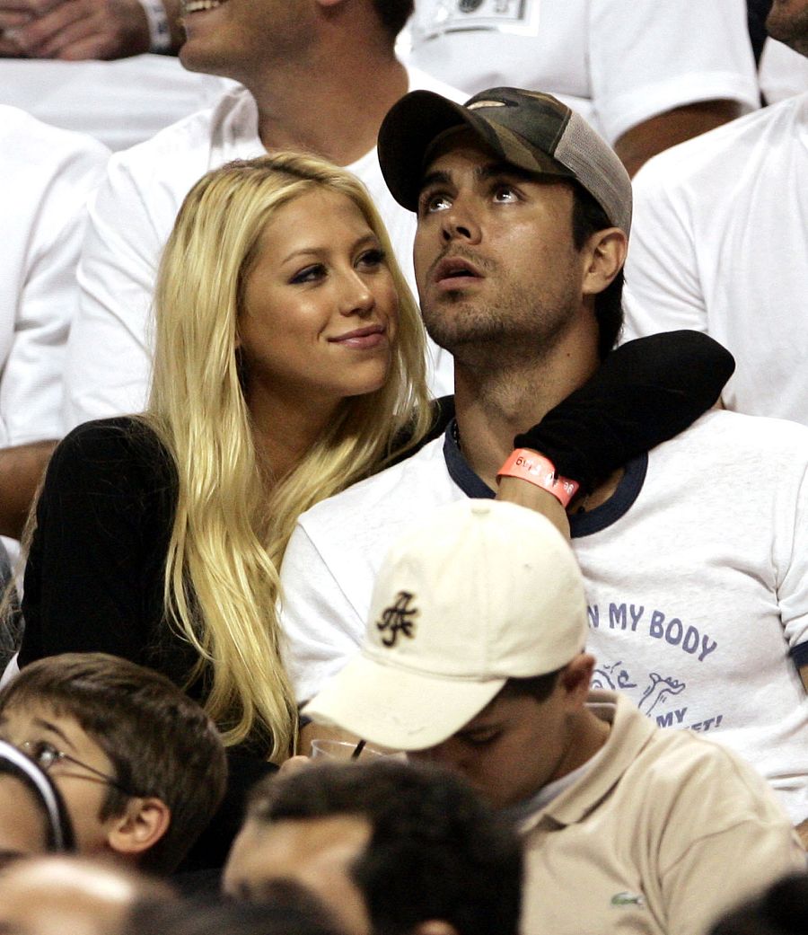 La tenista Anna Kournikova y Enrique Iglesias abrazados en un partido de baloncesto de la NBA