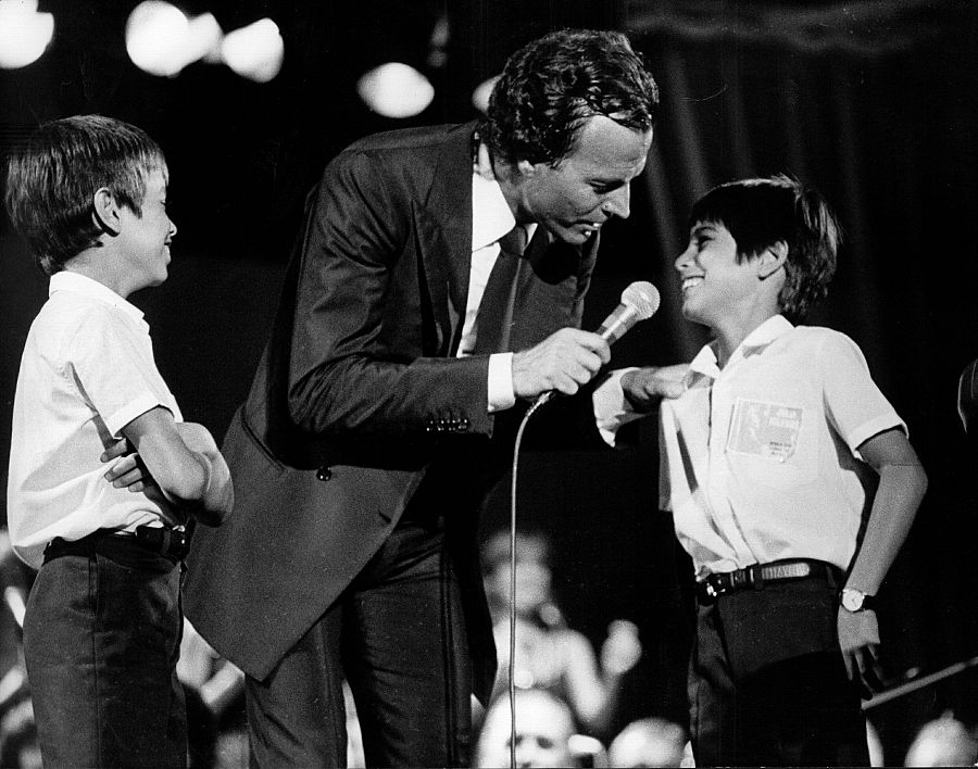 Enrique Iglesias y Julio José Iglesias Preysler junto a su padre, Julio Iglesias