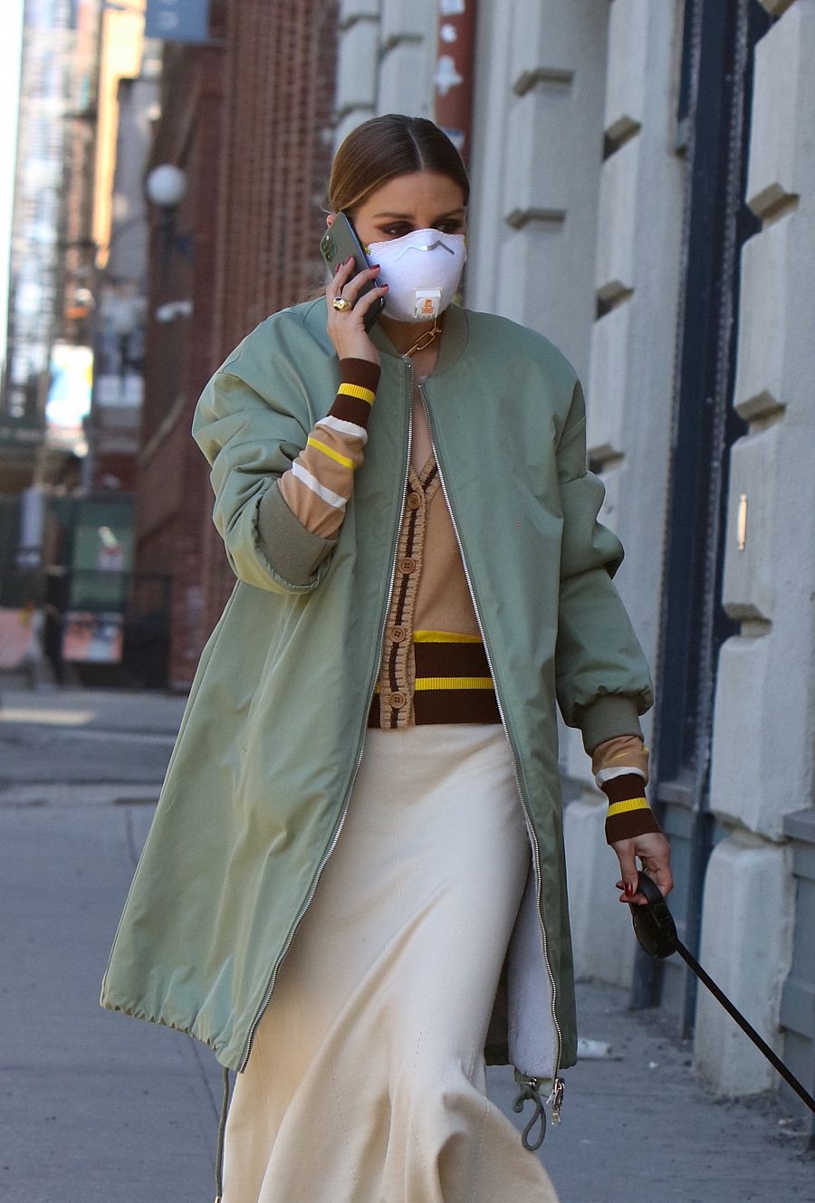 Olivia Palermo pasea a su perro en las calles de Brooklyn