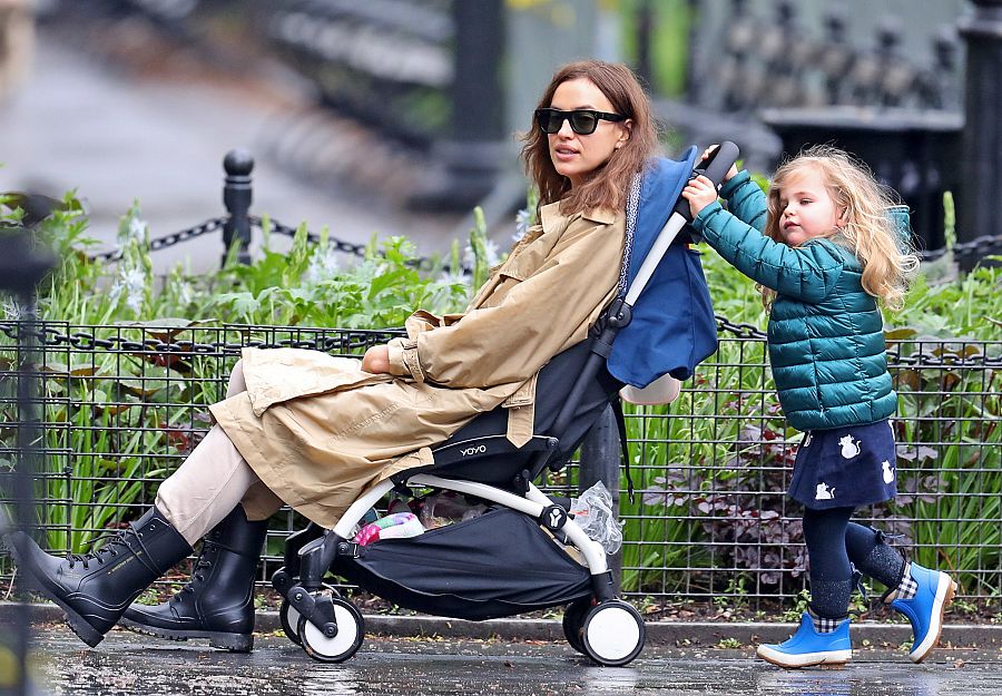 Lea Cooper de paseo con su madre, Irina Shayk, por las calles de Nueva York