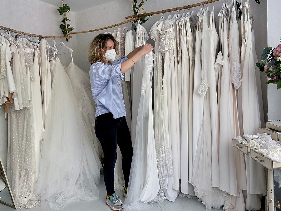 La propietaria de una tienda de trajes de novia de Cáceres ultima los detalles de su muestrario