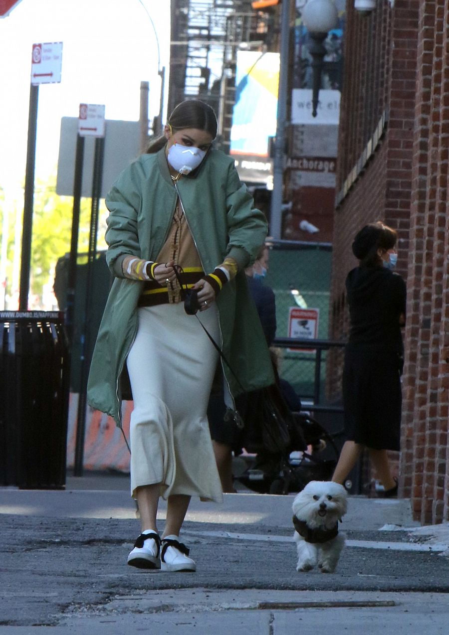 Olivia Palermo camina con mascarilla junto a su perro, 'Mr. Butler'