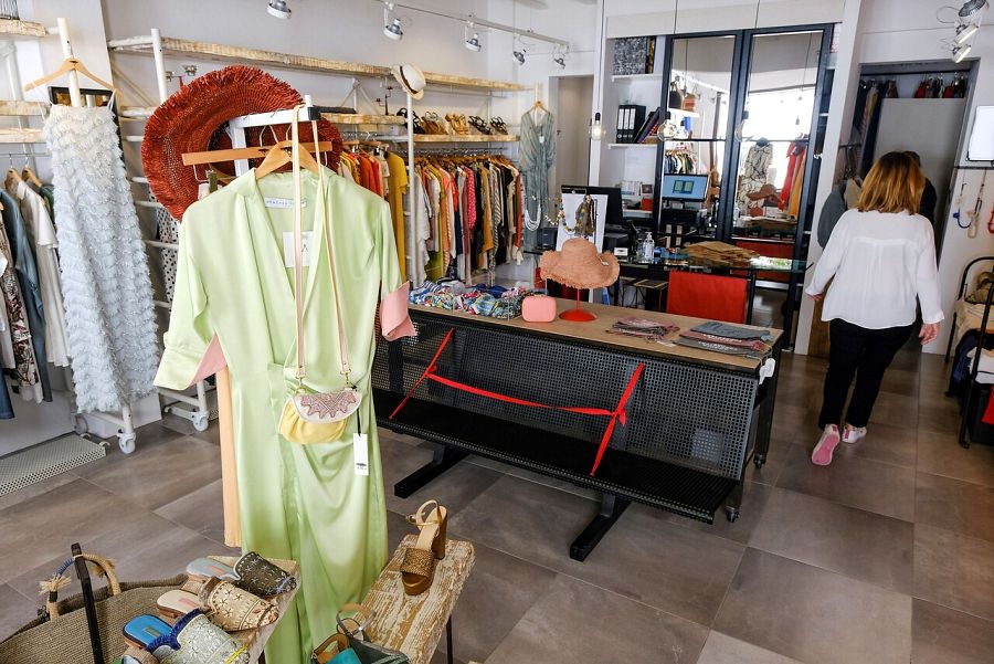 Una mujer abre su tienda de ropa en Formentera