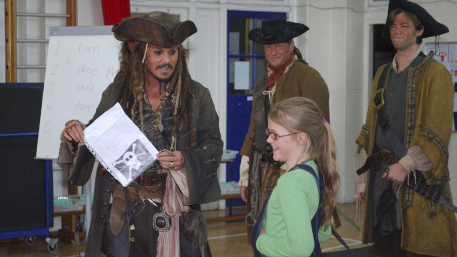 Johnny Depp visita por sorpresa una escuela de Londres vestido como Jack Sparrow