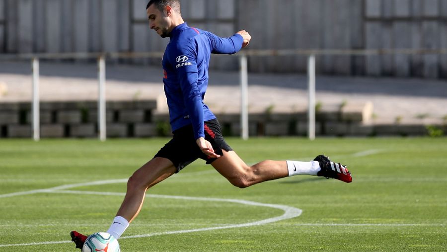 Imagen: Mario Hermoso dispara a puerta