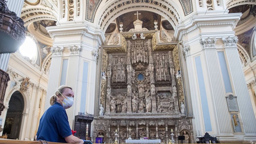 Una mujer trabaja en las labores de limpieza y reorganización de la Basílica del Pilar en Zaragoza, para poder abrir el templo al culto público.