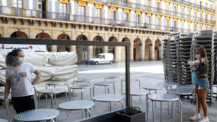 Imagen: Terraza en San Sebastián que se prepara para abrir este lunes 11 de mayo