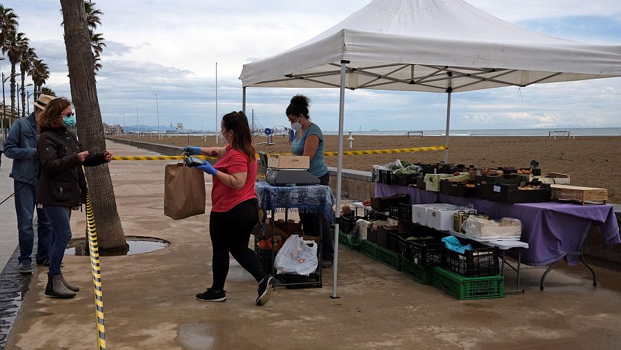 Un puesto de verduras y frutas en la playa valenciana de La Malvarrosa.