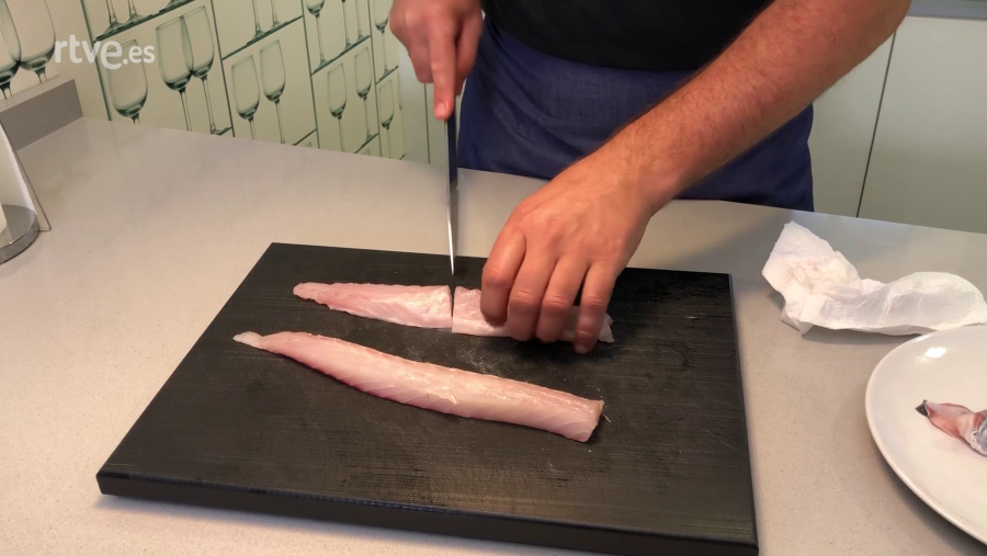 Para limpiar el pescado, nos deshacemos de los laterales y la parte central