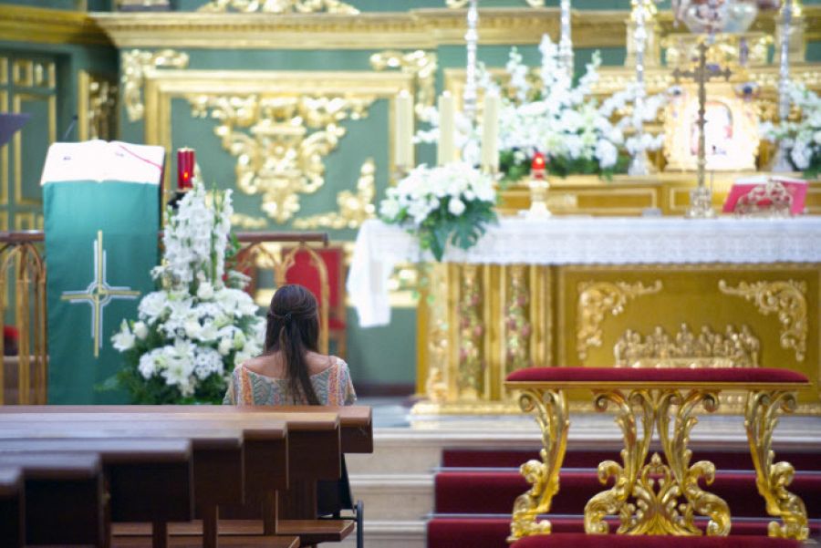 Tamara Falcó rezando en una iglesia en agosto de 2013 en Marbella