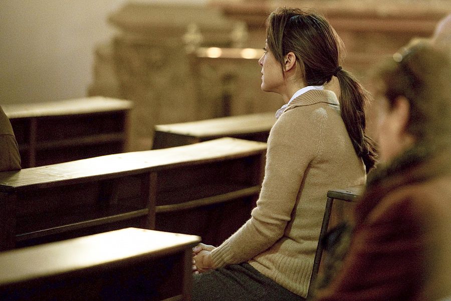 Tamara Falcó rezando en una Iglesia de Madrid en 2013