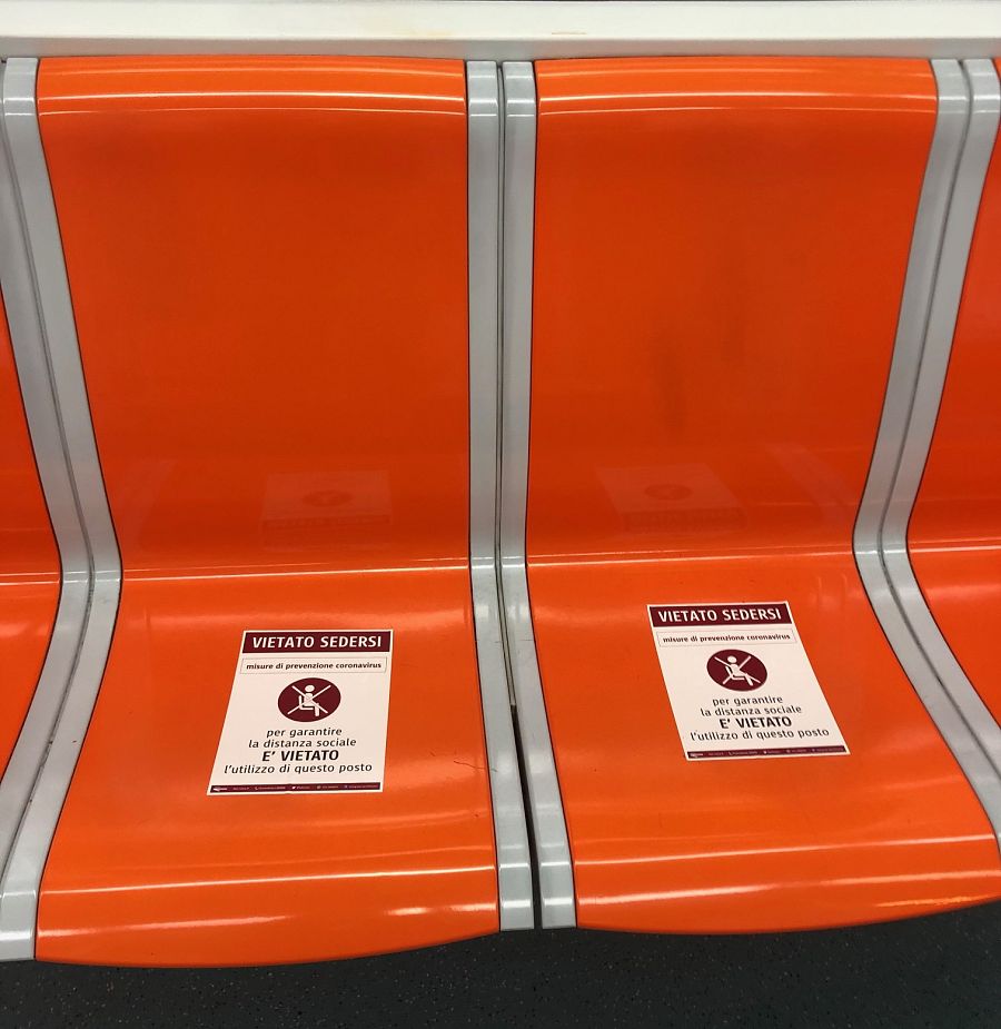 Asientos prohibidos en el metro de Roma para garantizar la distancia entre personas
