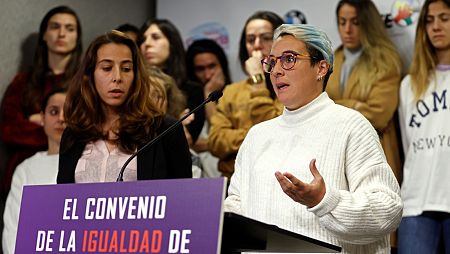 La jugadora del Athletic Club Ainhoa Tirapu (i) junto a la del Real Betis Priscila Borja