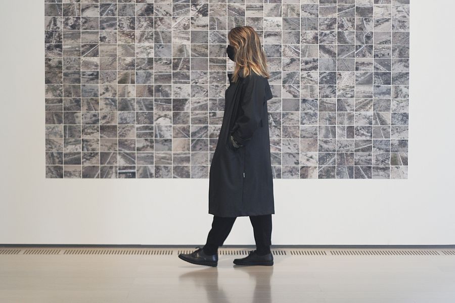 Una chica con mascarilla visita la repertura del Centro Botín