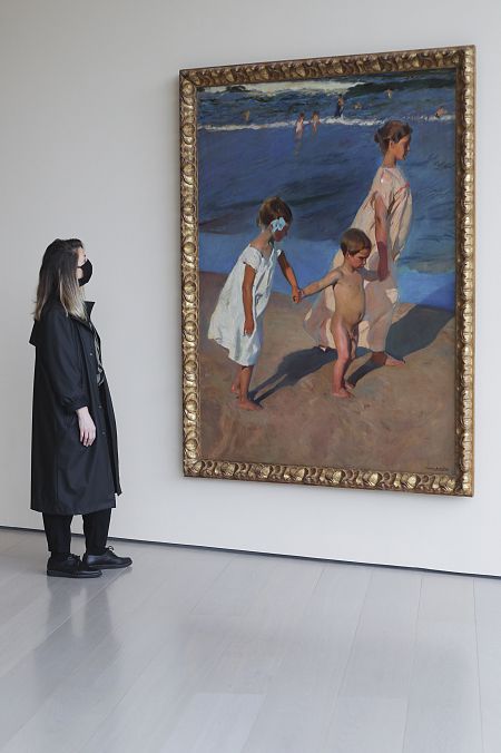 Una chica con mascarilla visita la repertura del Centro Botín