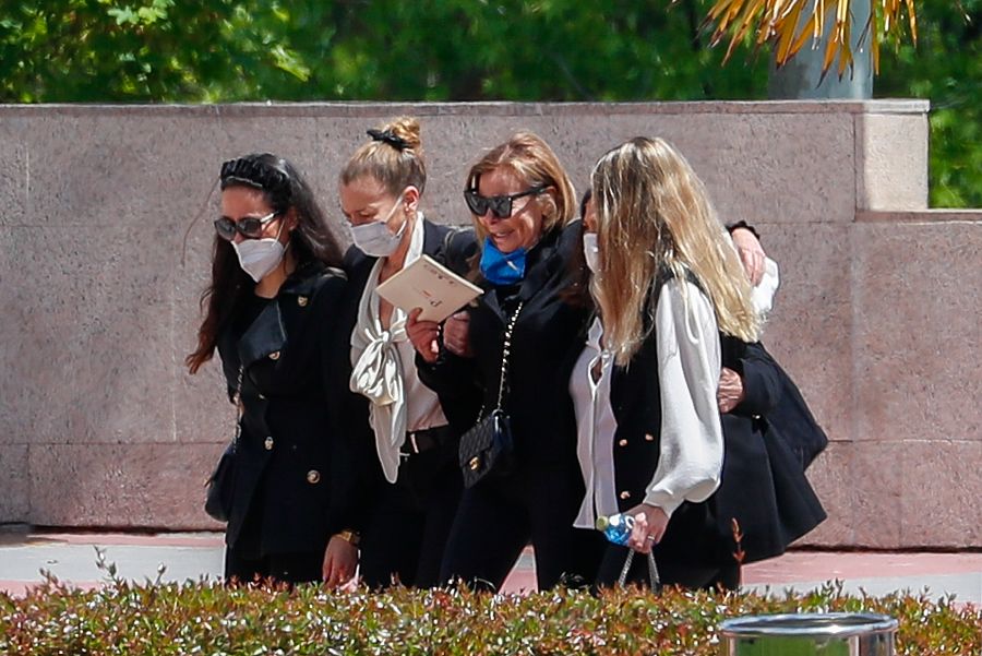 Ana Obregón con sus hermanas Celia y Amalia y con Carolina Monje, novia de Álex, durante el entierro