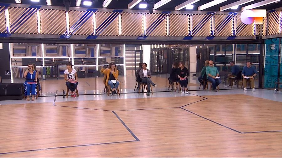 Los profesores de OT guardando la distancia en el primer pase de micros de la Gala 10