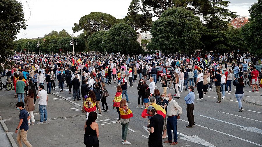 Cientos de personas portando banderas de España se han concentrado en la Alameda de Valencia para protestar contra el Gobierno.