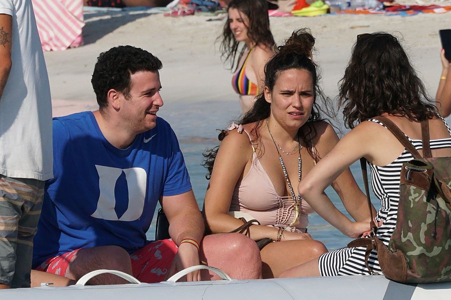 Álex Lequio en la playa con su novia, Carolina, el 19 de julio